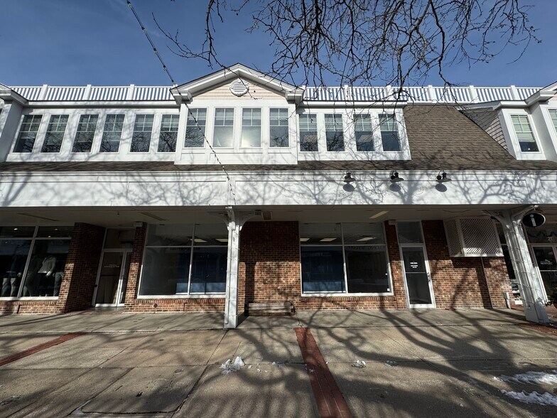 More Photos Of 3-51 Long Wharf Mall, Newport Storefront Retail Office For Lease