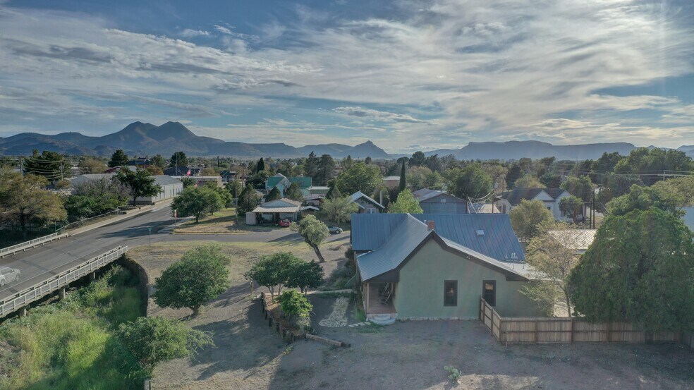 More Photos Of 405 W Avenue E, Alpine Specialty For Sale
