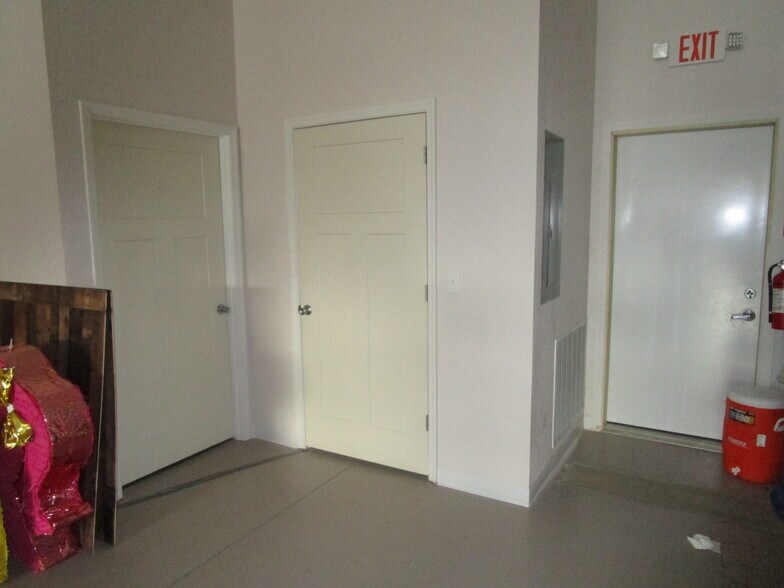 More Photos Of 401 E Kansas Ave, Garden City General Retail For Lease