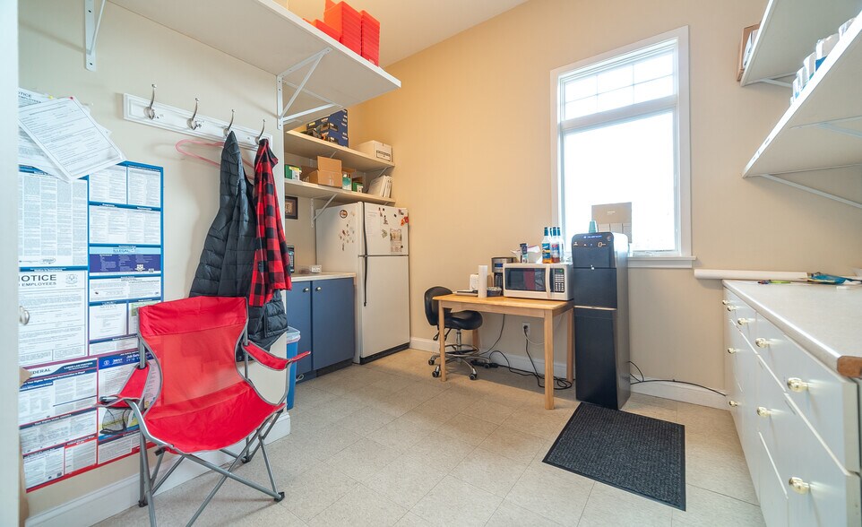 More Photos Of 30 Country Squire Dr, Cromwell Medical For Sale