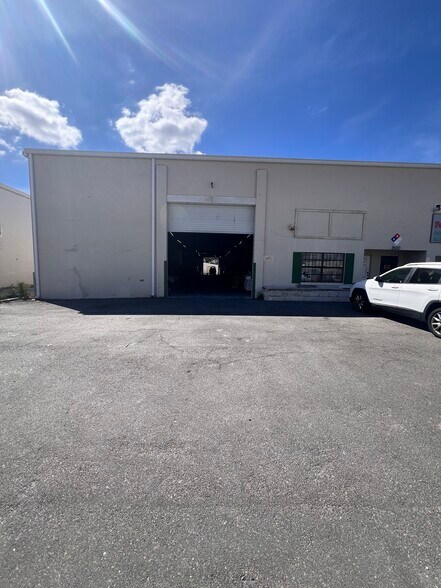 More Photos Of 2500 Dinneen Ave, Orlando Warehouse For Lease