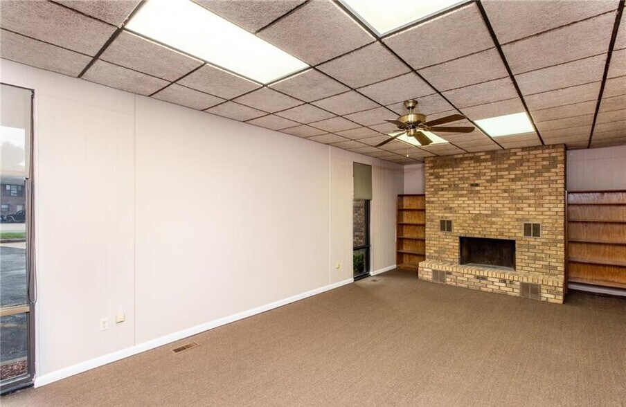 More Photos Of 302 Pointer Trl W, Van Buren Office For Sale