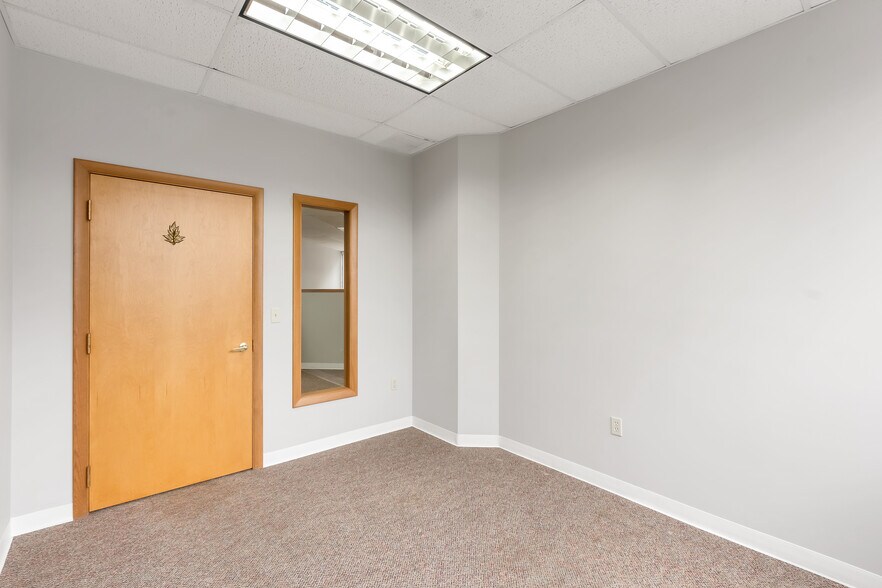 More Photos Of 72 Queen St, Southington Office For Lease