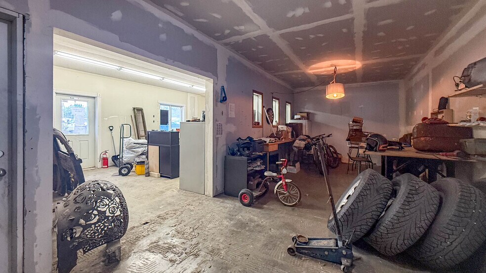 More Photos Of 1415 Dyffryn Rd, Lumby Warehouse For Sale