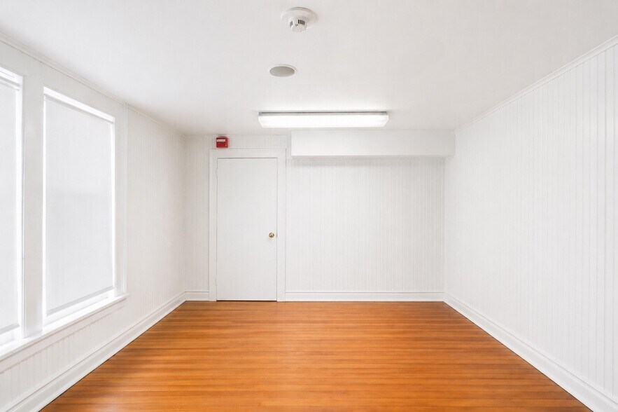 More Photos Of 1612 Main Rd, Riverhead Freestanding For Sale