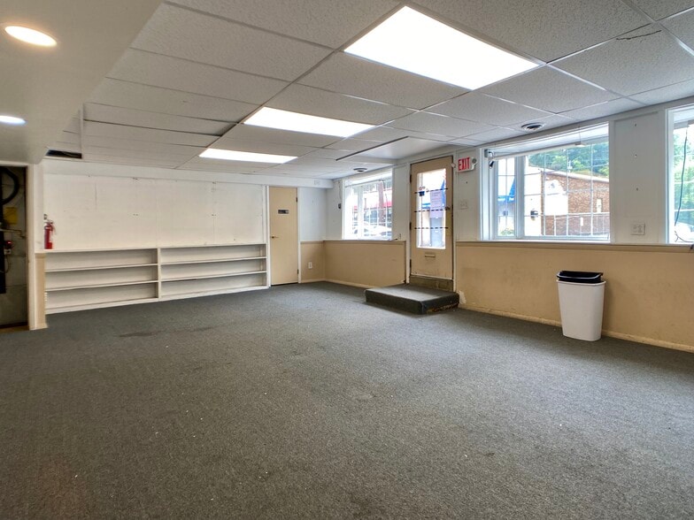 More Photos Of 1001-1005 Castle Shannon Blvd, Pittsburgh Storefront Retail Office For Lease