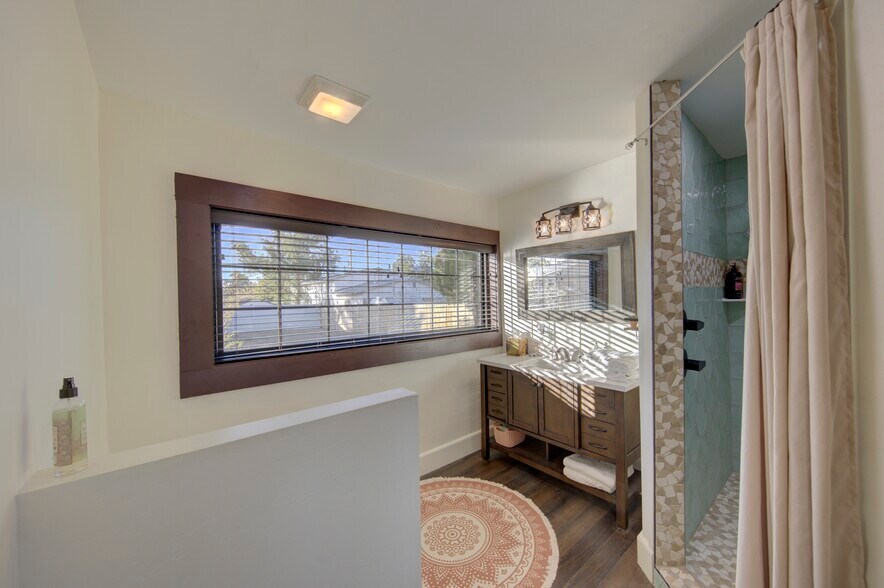 More Photos Of 405 W Avenue E, Alpine Specialty For Sale