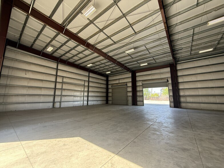 More Photos Of 969 Carrier Parkway Ave, Bakersfield Warehouse For Lease