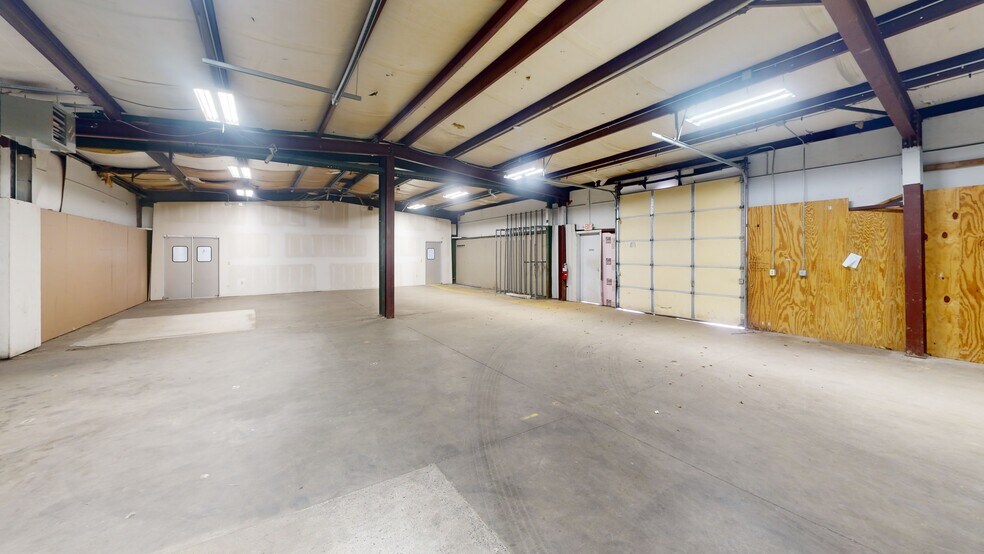 More Photos Of 908 SE 21st St, Bentonville Showroom For Lease