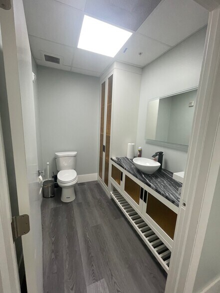 More Photos Of 519 SE 32nd Ct, Fort Lauderdale Warehouse For Lease