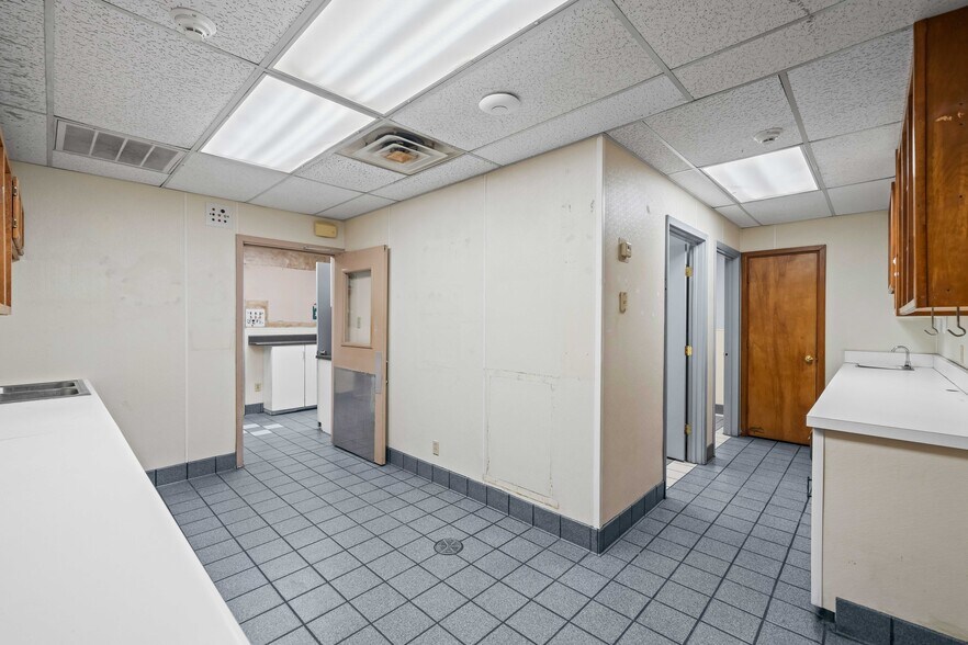 More Photos Of 7902 Slide Rd, Lubbock Veterinarian Kennel For Lease