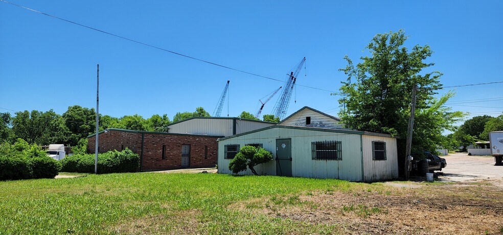 More Photos Of 7305 Julius Schepps Fwy, Dallas Warehouse For Sale