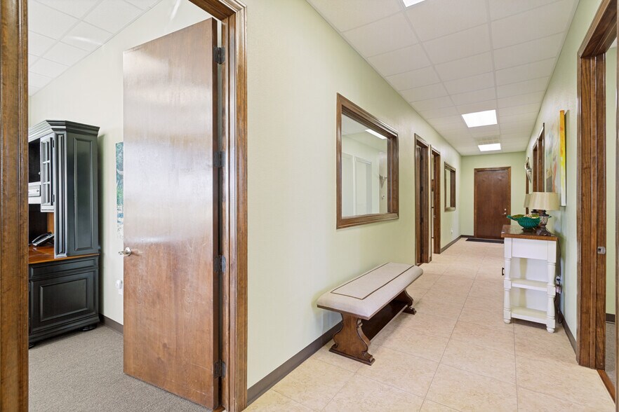 More Photos Of 42900 IH-10 West, Boerne Showroom For Sale