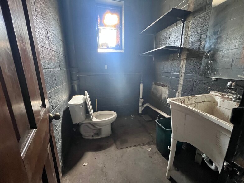 More Photos Of 167 Webster Ave, Memphis Auto Repair For Sale