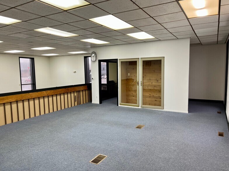 More Photos Of 1212 Towanda Ave, Bloomington Storefront Retail Office For Lease