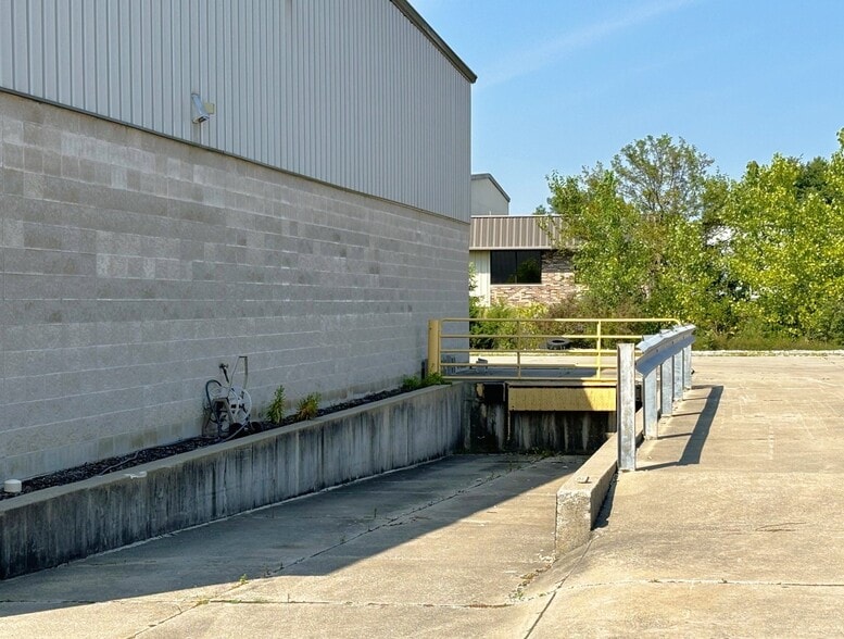More Photos Of 3811-3821 Superior Ridge Dr, Fort Wayne Light Manufacturing For Lease