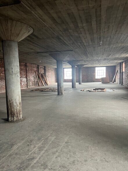 More Photos Of 740 8th Ave, Huntington Warehouse For Lease