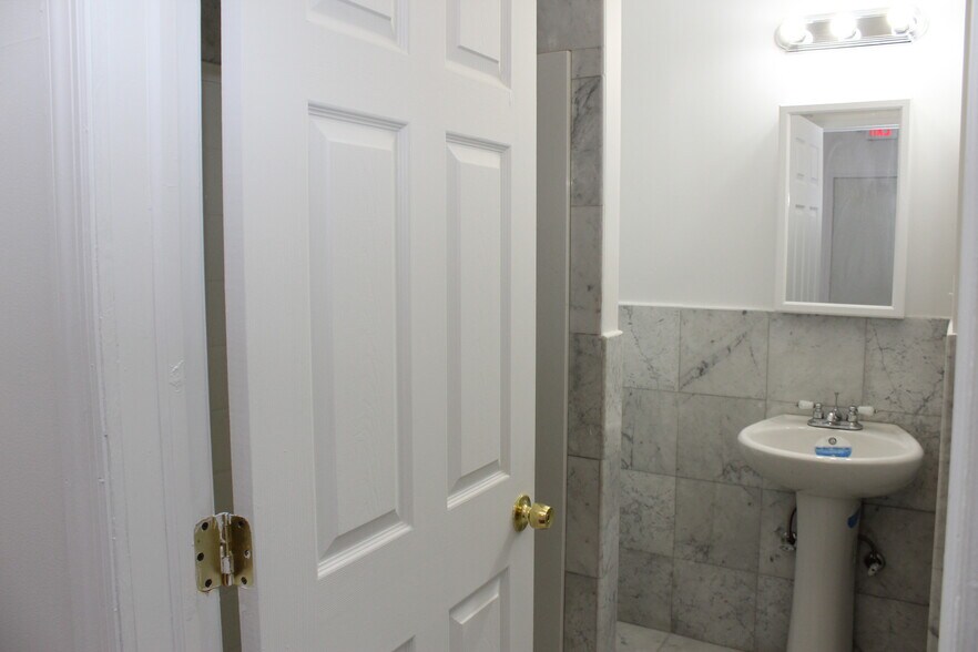 More Photos Of 4319 Meadowview Ave, North Bergen Warehouse For Lease