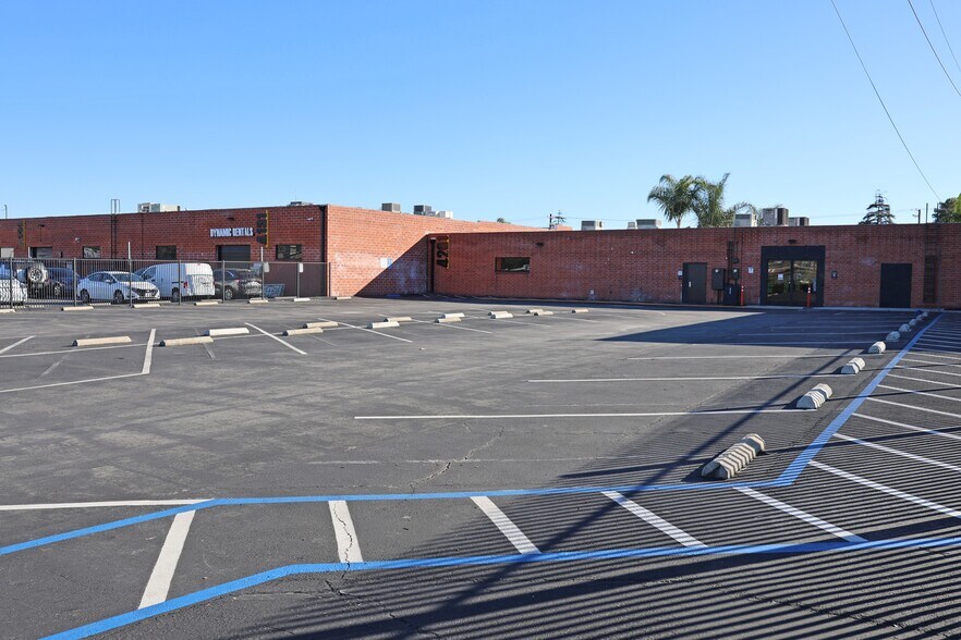 More Photos Of 4201 W Vanowen Pl, Burbank Light Distribution For Lease