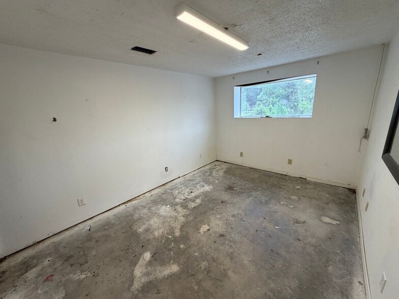 More Photos Of 11901 Vickery St, Houston Warehouse For Sale