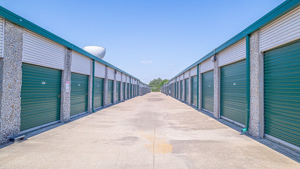 More Photos Of 4015 Belt Line Rd, Addison Self Storage For Sale