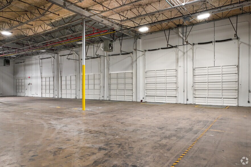 More Photos Of 3510 Pipestone Rd, Dallas Distribution For Lease