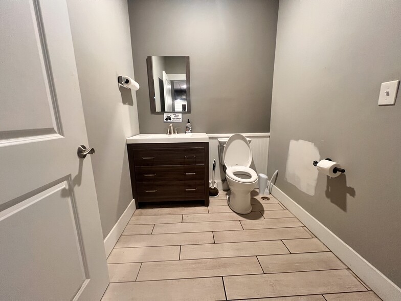 More Photos Of 810 Ohio Pike, Withamsville Office For Lease