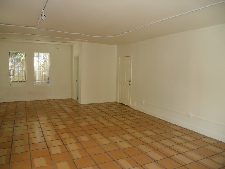 More Photos Of 517 Ocean Front Walk, Venice Storefront Retail Office For Lease