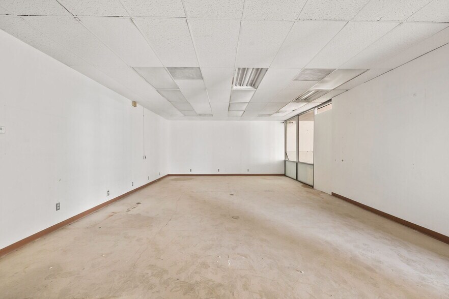 More Photos Of 800 S Vella Rd, Palm Springs Warehouse For Lease