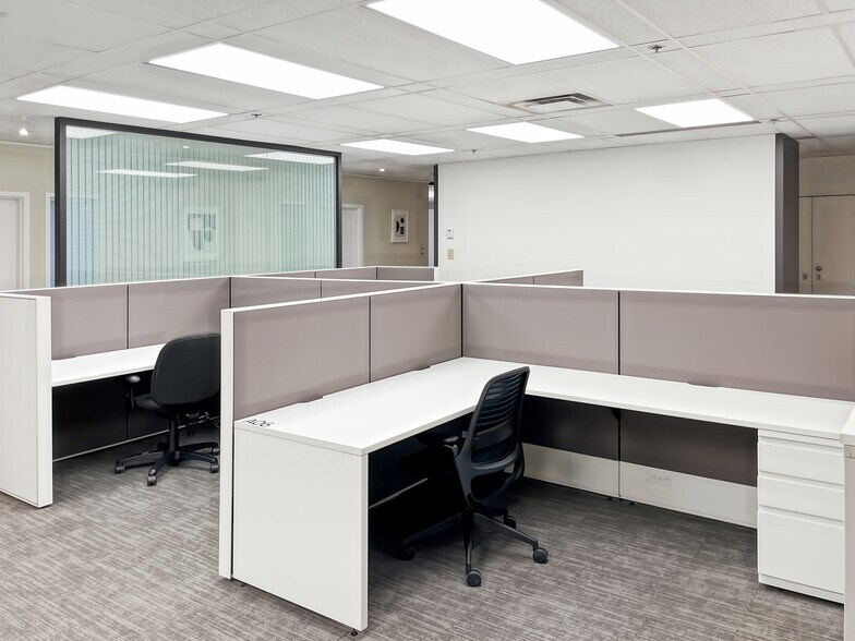 More Photos Of 1100 Boul Crémazie E, Montréal Coworking Space