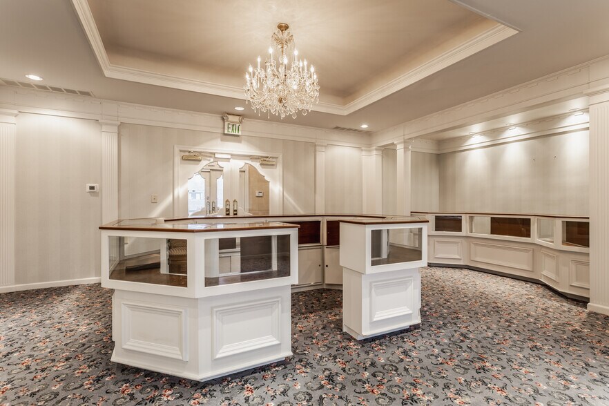 More Photos Of 6575 N College Ave, Indianapolis General Retail For Sale