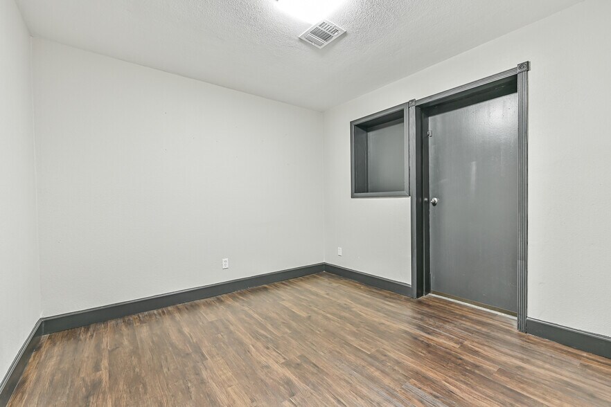 More Photos Of 512 N Friendswood Dr, Friendswood Office For Lease