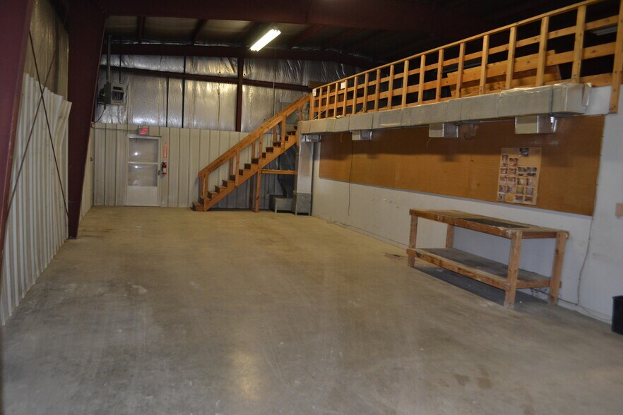 More Photos Of 6002 Saxon Ave, Weston Distribution For Lease