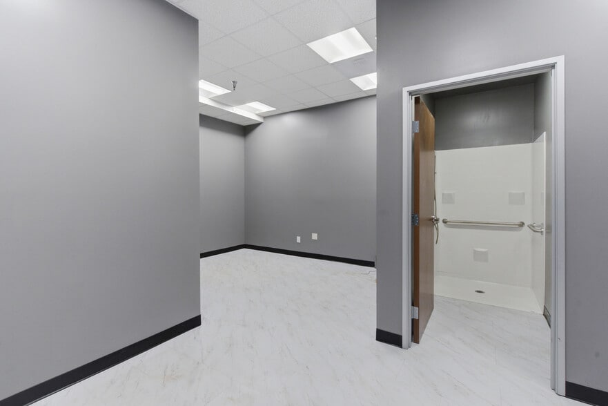 More Photos Of 685 E Grand Blvd, Corona Storefront Retail Office For Lease