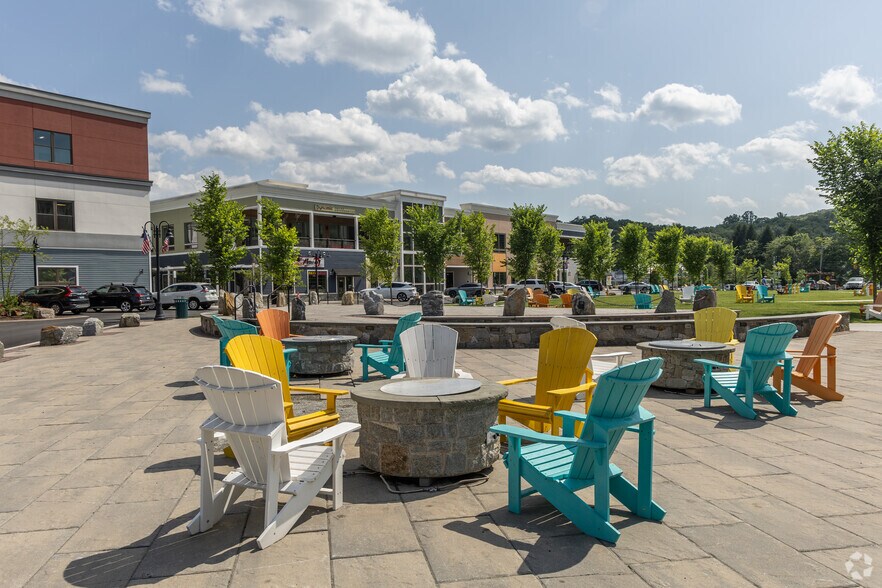 More Photos Of 300 Oxford Rd, Oxford Unknown For Lease