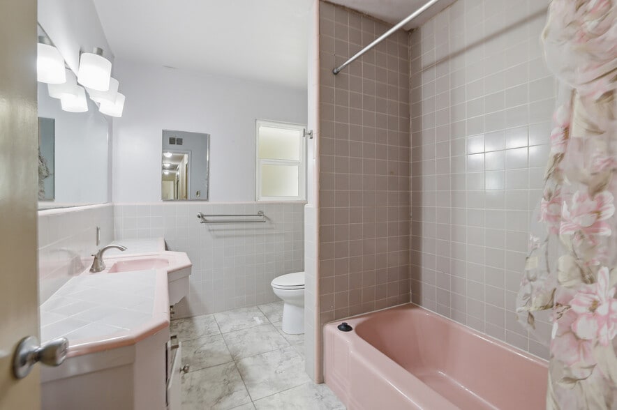 More Photos Of 3521 Ocean View Blvd, Glendale General Retail For Sale