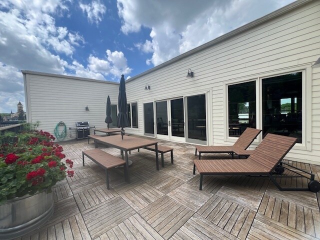 More Photos Of 220 N River St, East Dundee Freestanding For Sale