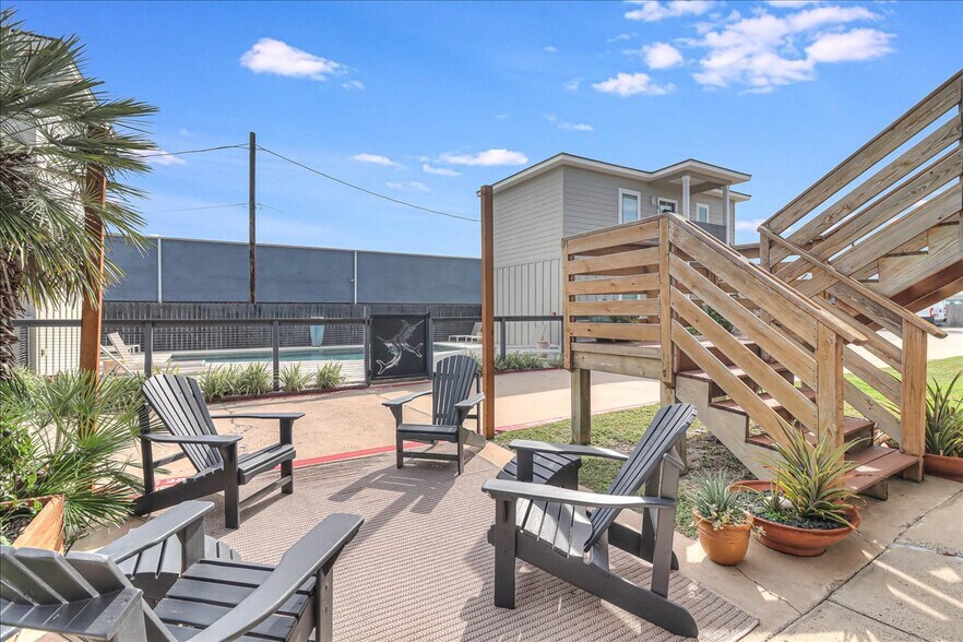 More Photos Of 121 Cut Off Rd, Port Aransas Office For Sale