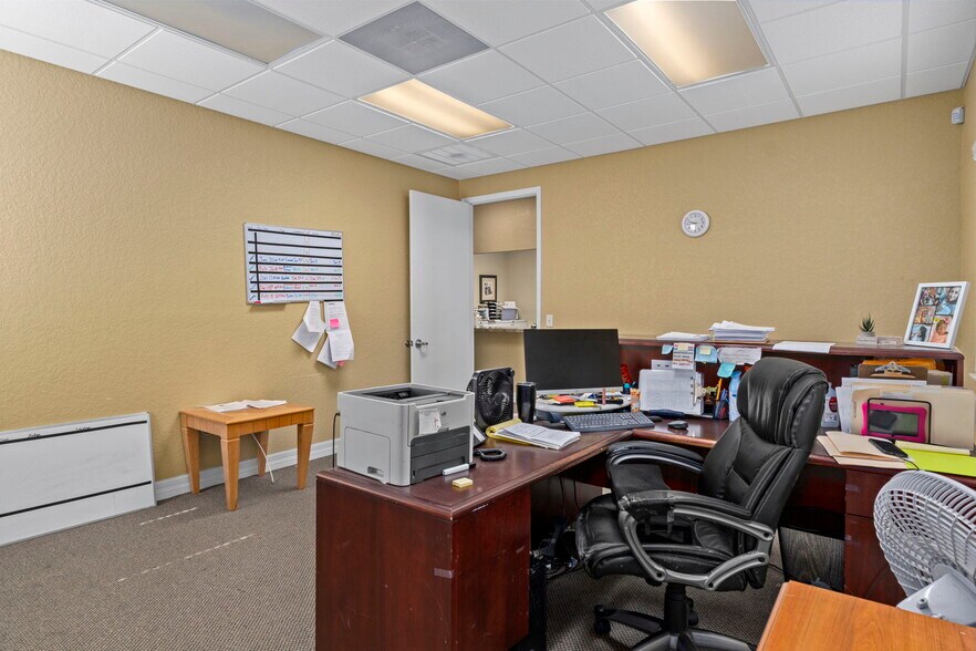 More Photos Of 8352 Forest Oaks Blvd, Spring Hill Office For Sale