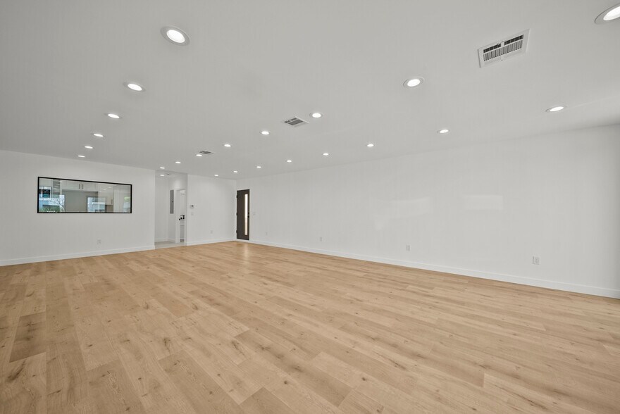More Photos Of 11488 Burbank Blvd, North Hollywood Flex For Sale
