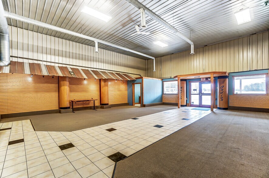 More Photos Of 20660 W Bowling Green Road, Weston Auto Repair For Lease
