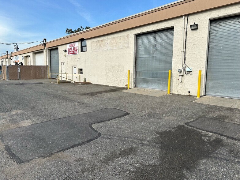More Photos Of 33-51 Bloomingdale Rd, Hicksville Warehouse For Lease