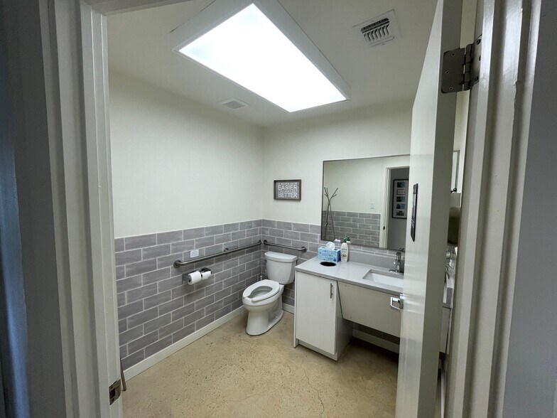 More Photos Of 17006 San Pedro Ave, San Antonio Medical For Lease