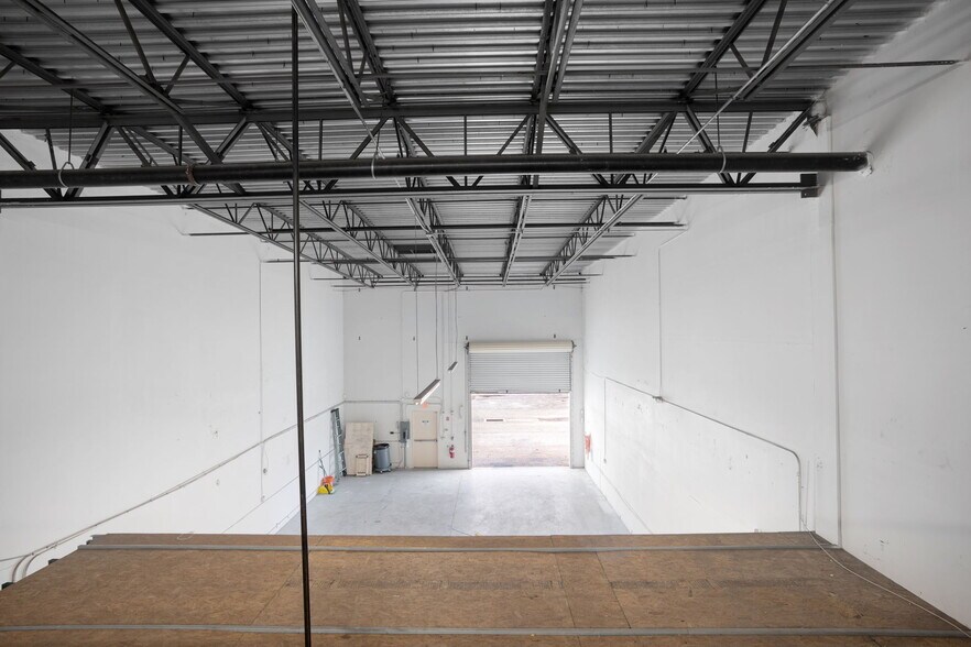 More Photos Of 787 Commerce Dr, Venice Warehouse For Lease