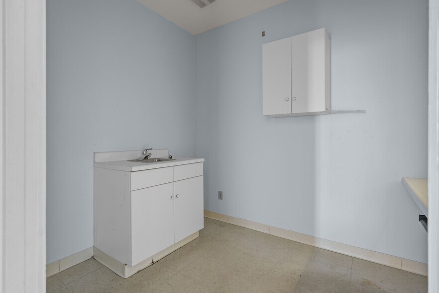 More Photos Of 100 Smithfield Ave, Pawtucket Medical For Sale