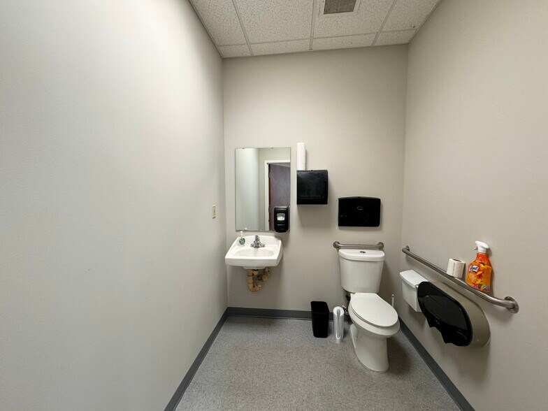 More Photos Of 4780-4806 N Orange Blossom Trl, Orlando Showroom For Lease