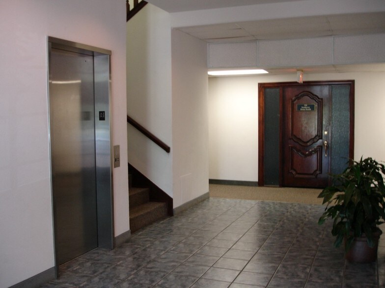 More Photos Of 1636 N Hampton Rd, DeSoto Office For Lease
