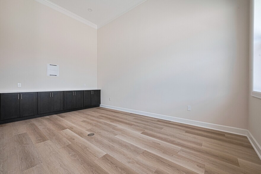 More Photos Of 1325 Main St, Katy Office Residential For Lease