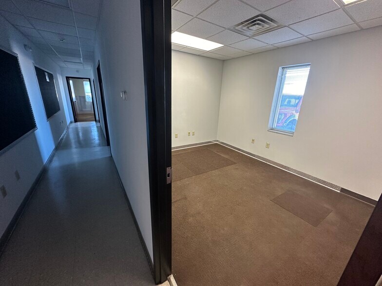 More Photos Of 1701 W County Line Rd, Springfield Manufacturing For Lease