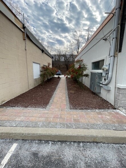 More Photos Of 178 Lancaster Ave, Malvern Storefront For Lease